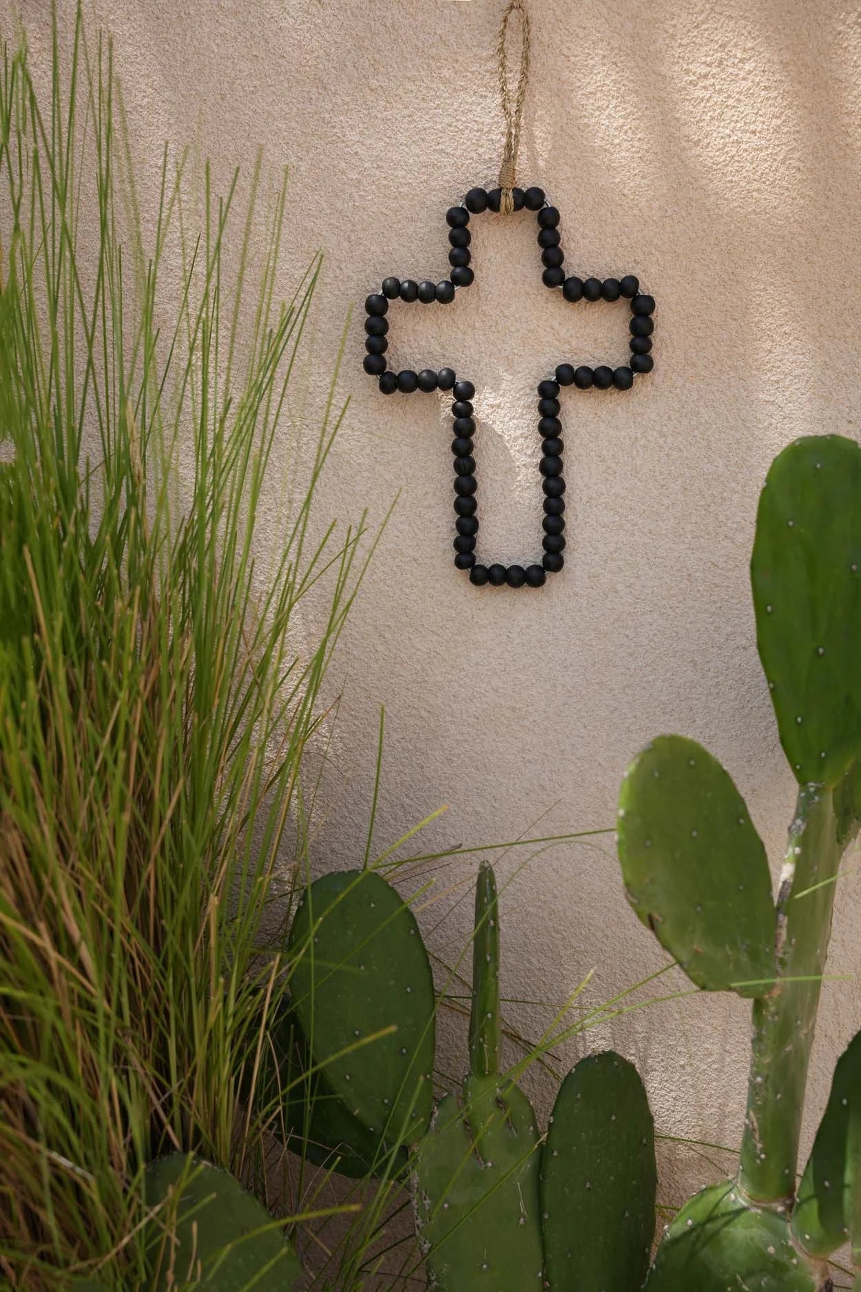 Croix murale décorative en bois noir perlé avec corde de suspension