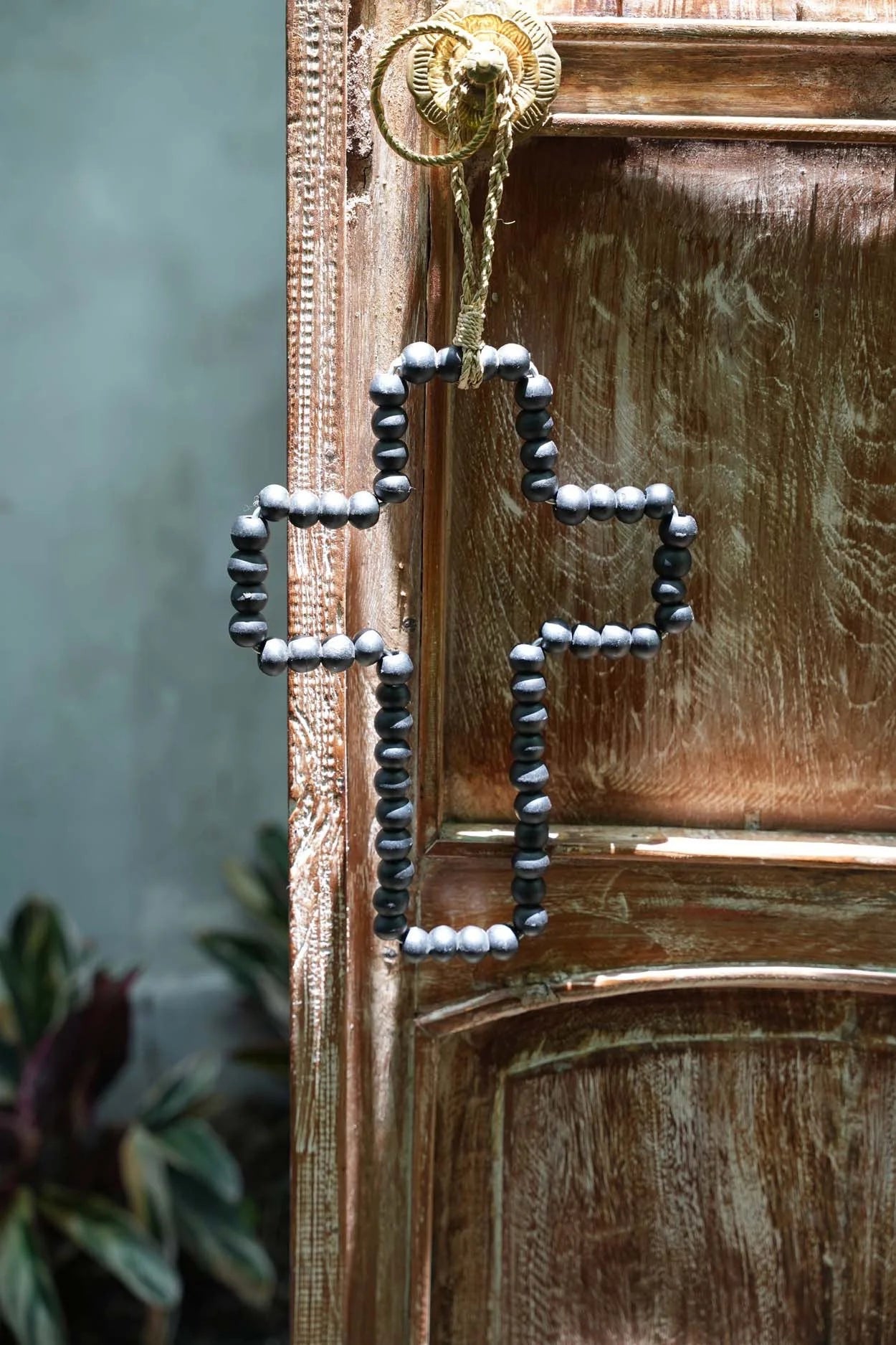 Croix murale décorative en bois noir perlé argenté avec corde