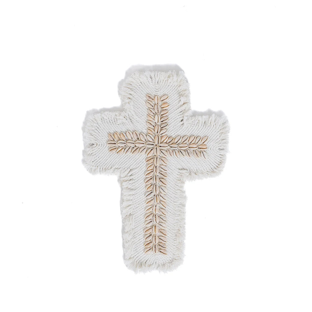 Croix murale en macramé coton blanc avec coquillages cauris frangés