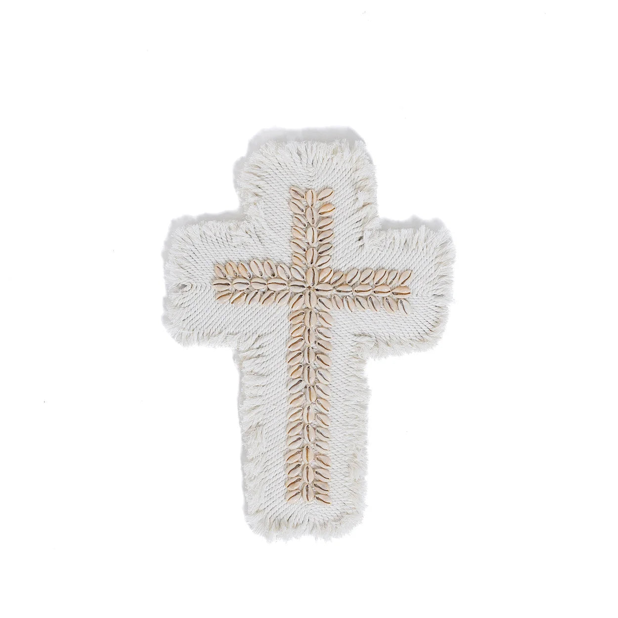Croix murale en macramé coton blanc avec coquillages cauris frangés