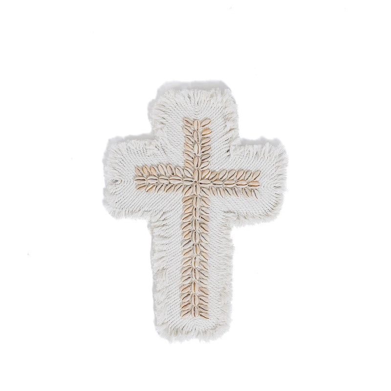 Croix murale en macramé coton blanc avec coquillages cauris frangée