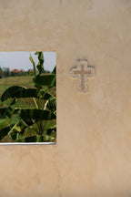 Croix murale en macramé coton blanc avec coquillages cauris frangée