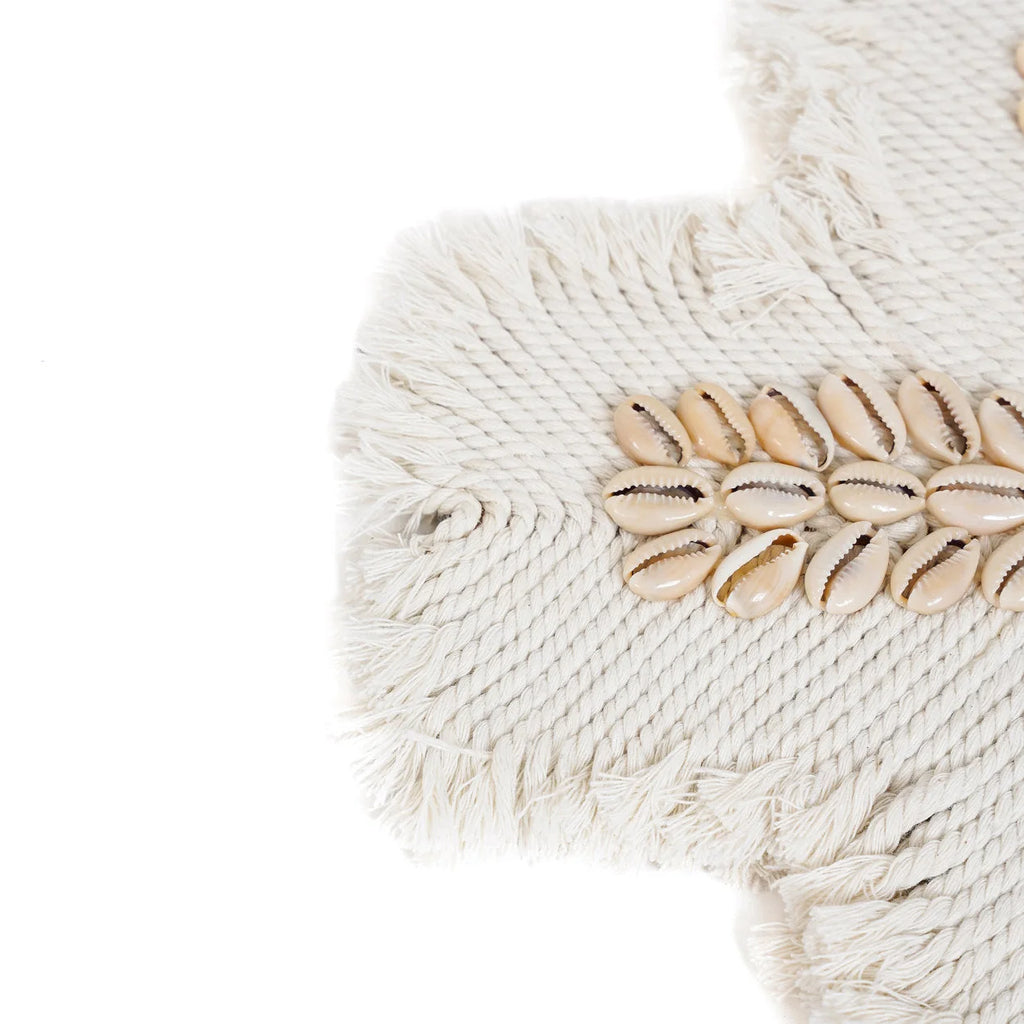 Croix murale en macramé blanc crème ornée de coquillages cauris beiges