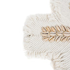 Croix murale en macramé blanc crème ornée de coquillages cauris beiges
