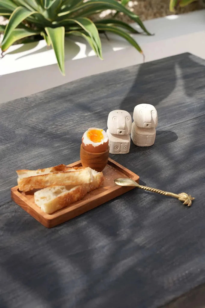 Plateau petit déjeuner avec œuf, toast et salières La cuillère à thé en ananas Or
