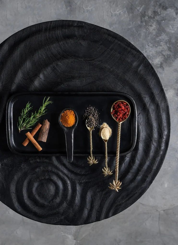 Spices et herbes sur cuillères décoratives en forme de palmier en or