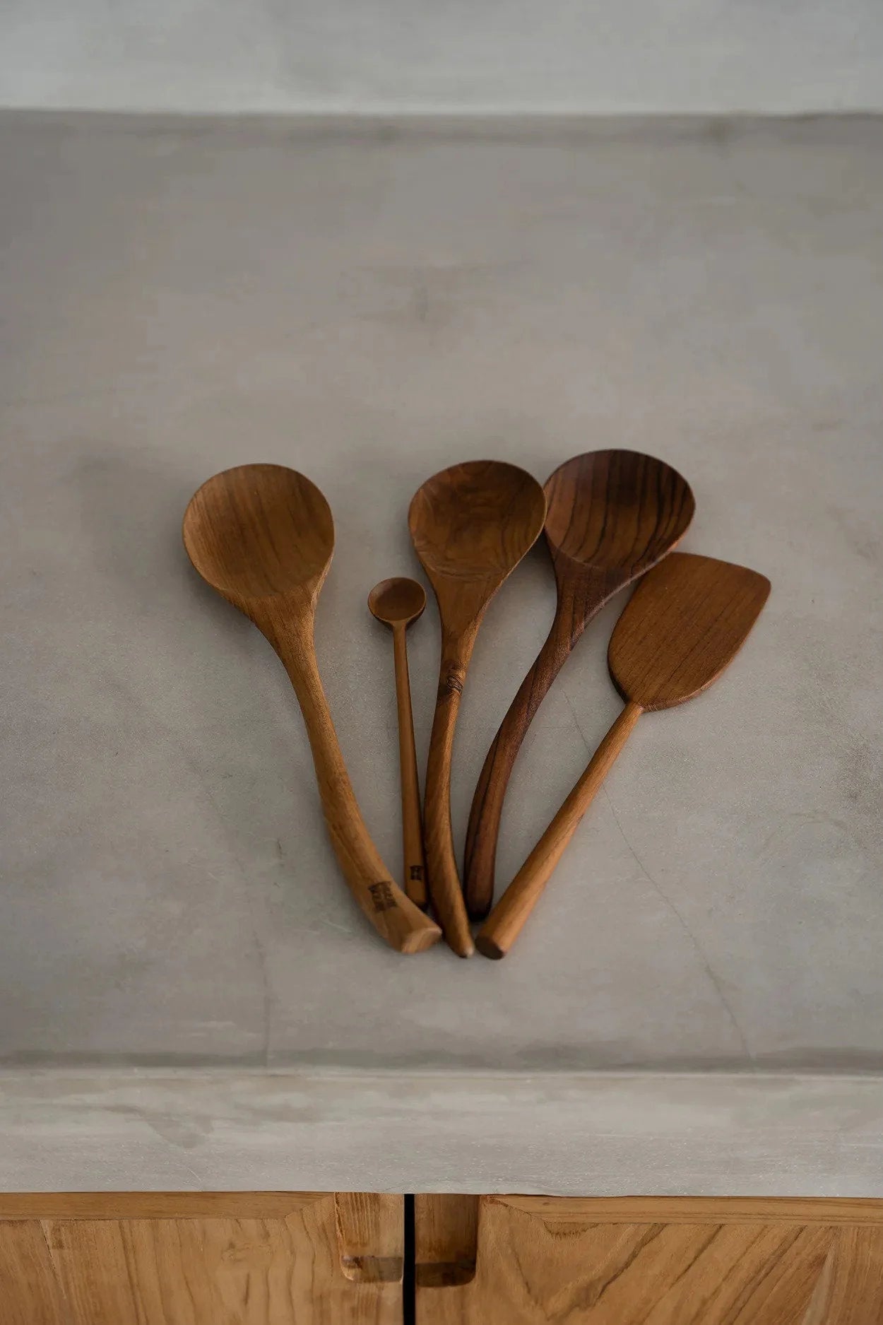 Collection de cinq ustensiles de cuisine en bois de teck massif avec finition lisse et veinée