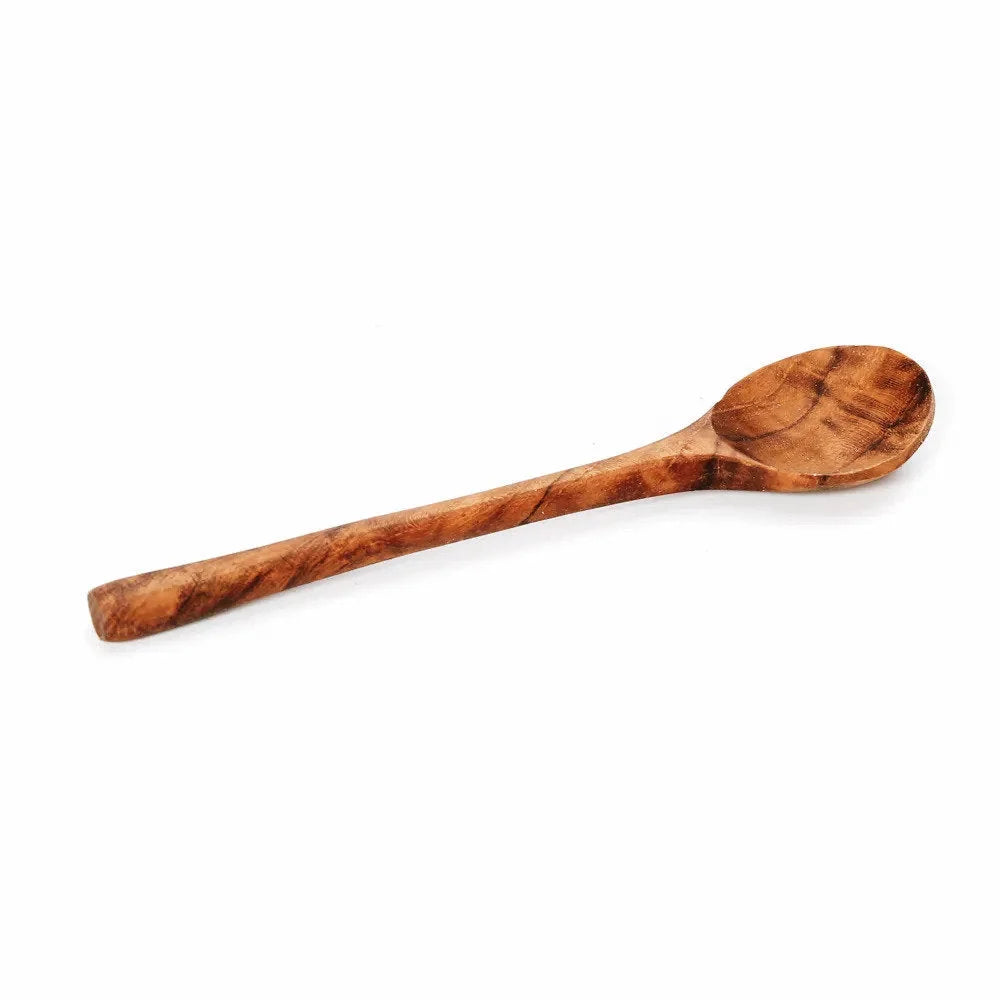 Cuillère en bois de teck massif avec grain distinct et finition lisse