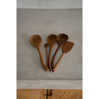 Collection de cinq ustensiles de cuisine en bois de teck marron naturel