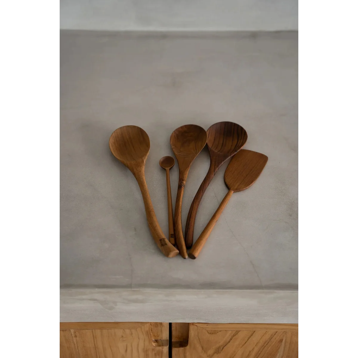 Collection de cinq ustensiles de cuisine en bois de teck marron naturel