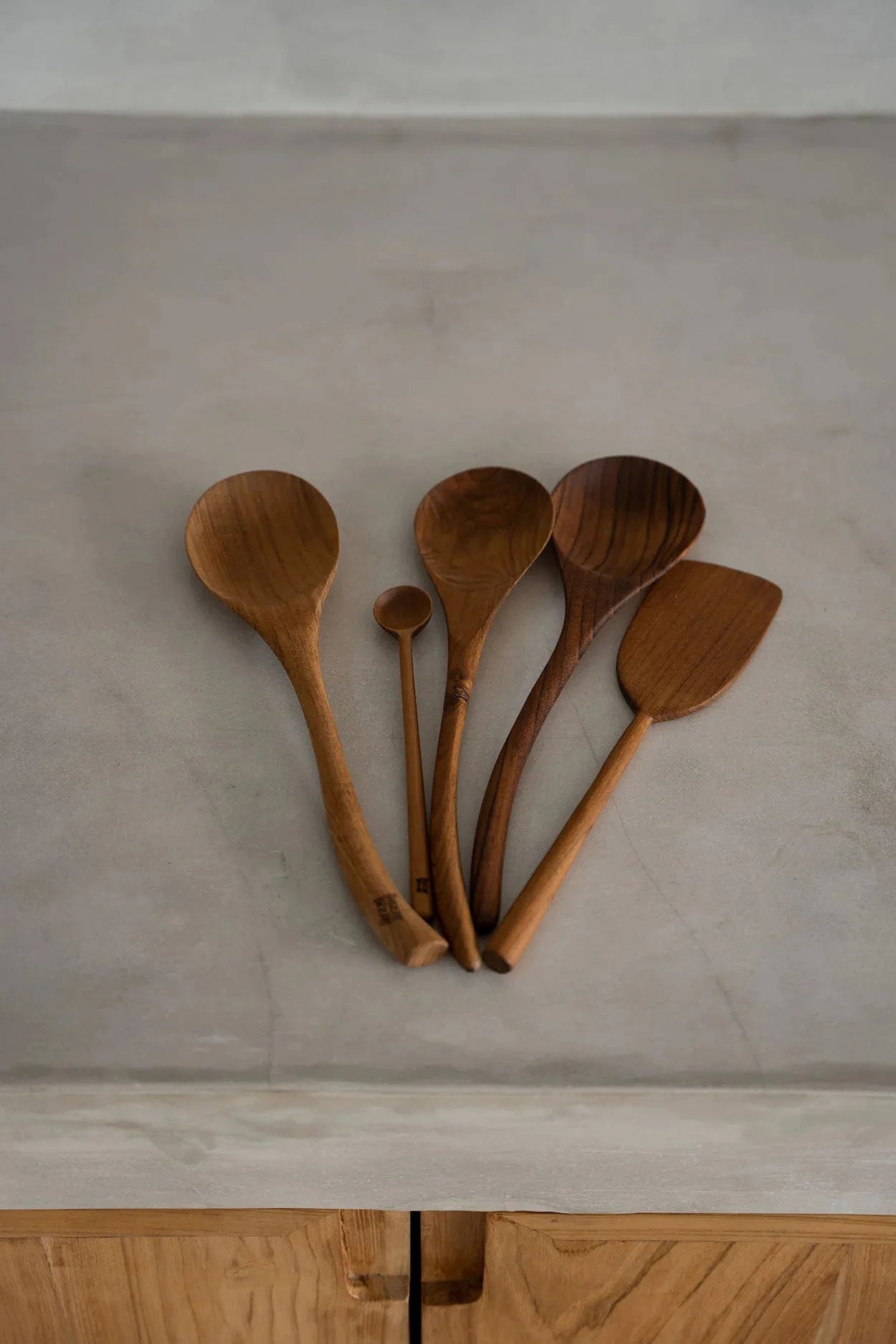 Cuillère de dosage en teck naturel 19x3 cm avec cinq ustensiles de cuisine en bois