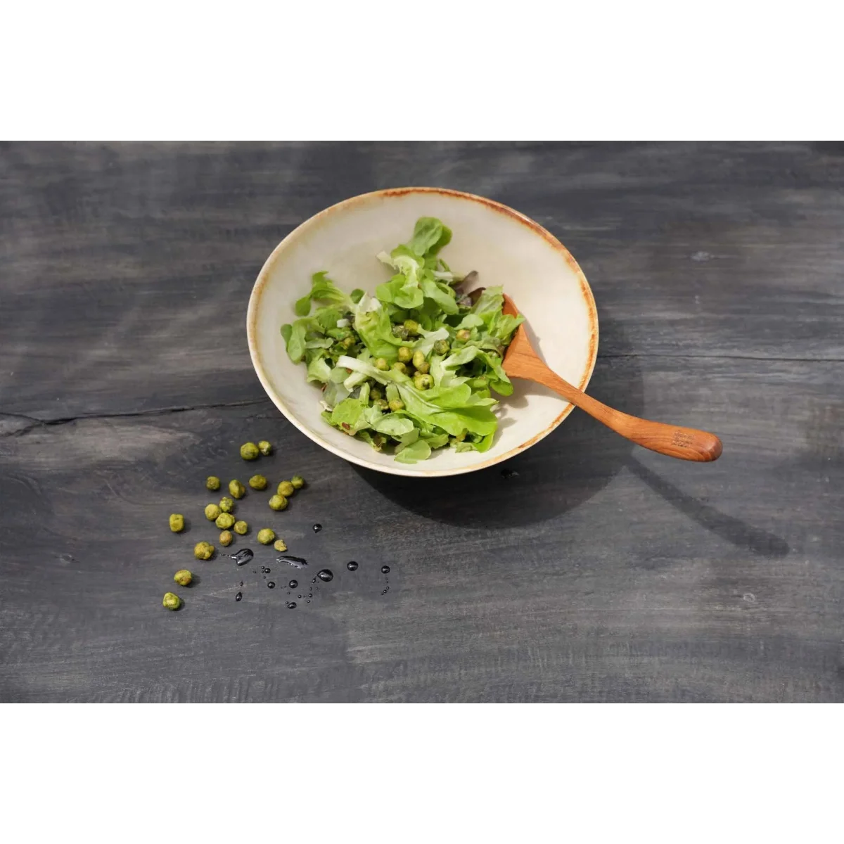 Bol de salade verte fraîche avec une cuillère en racine de teck finition naturelle