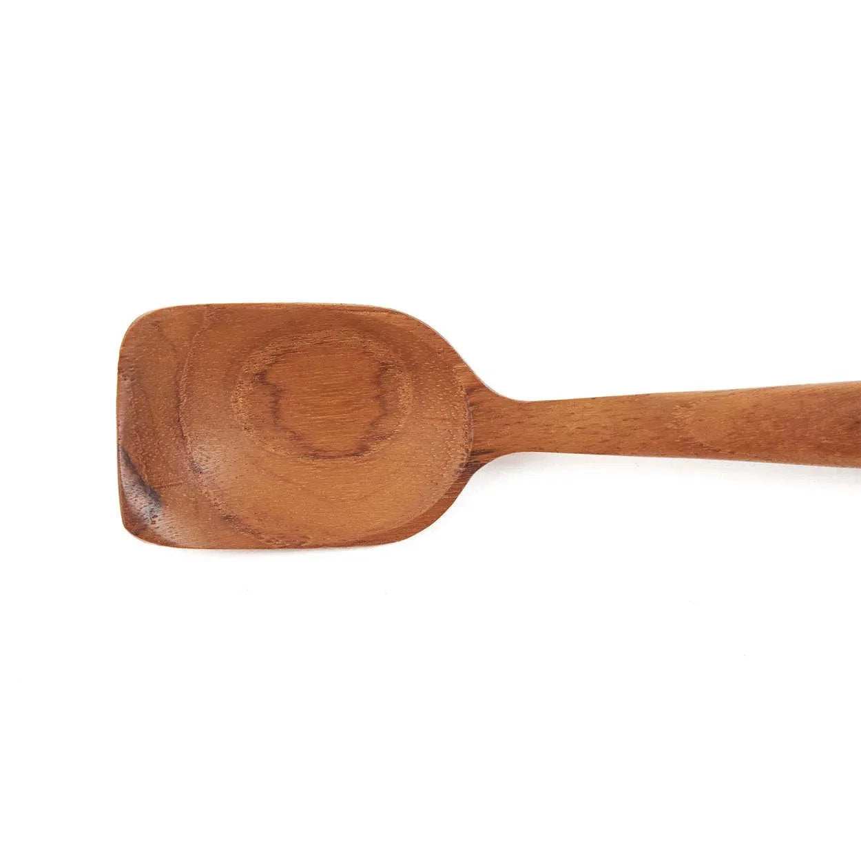Cuillère en teck sculpté avec manche droit et cuilleron carré en finition naturelle