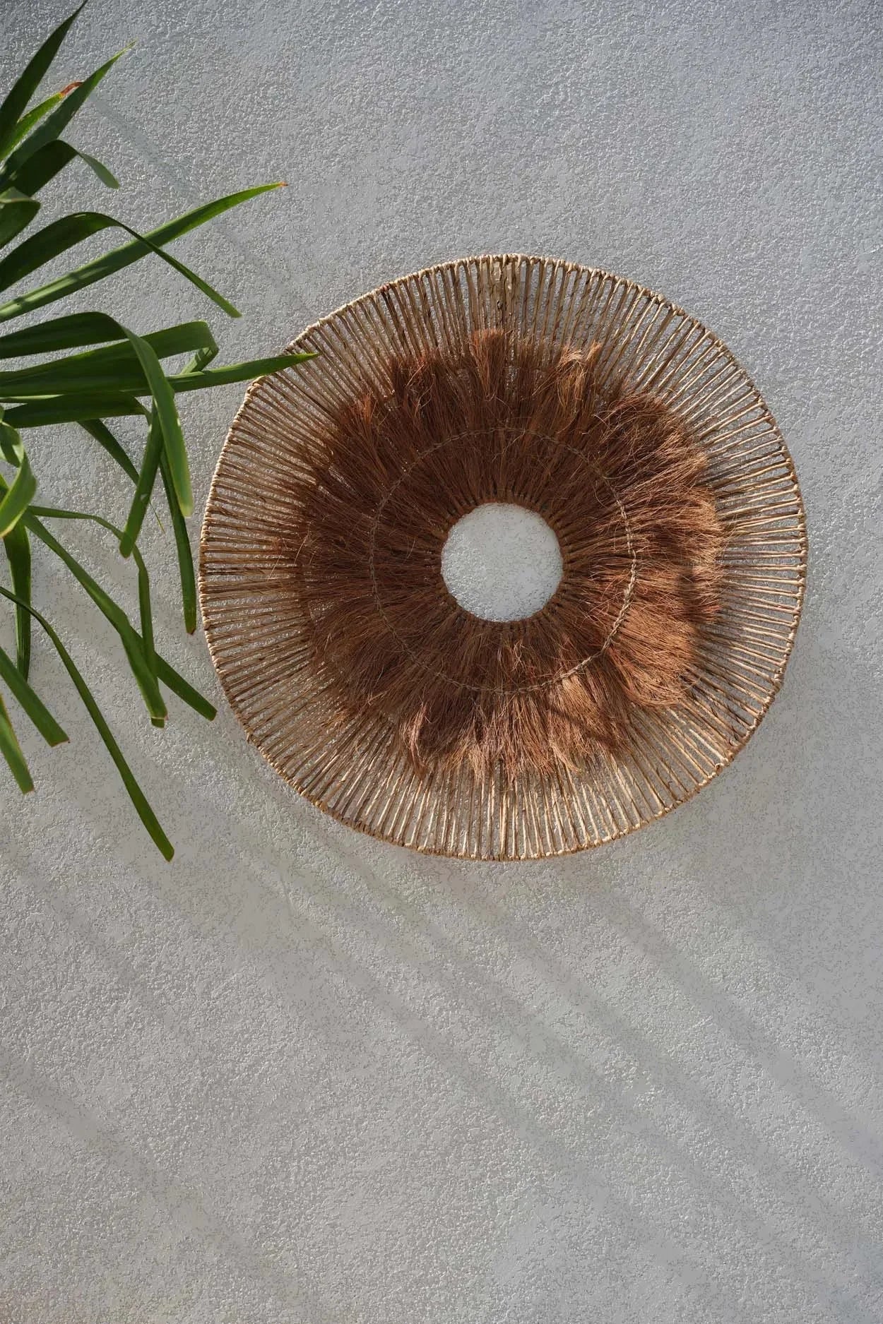 Décoration murale ronde en feuilles de bananier et noix de coco avec lumière centrale