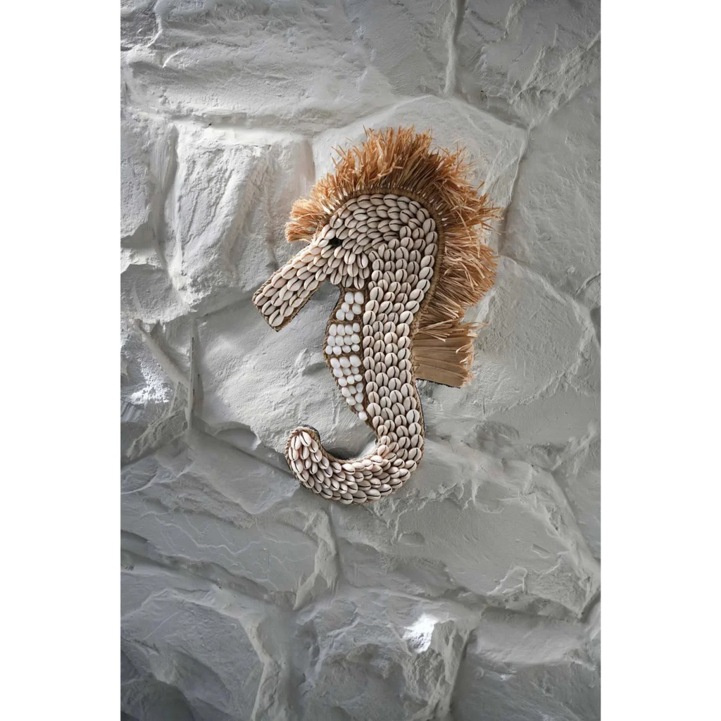 Décoration murale hippocampe en coquillages blancs et raphia, hauteur 40 cm