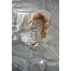 Décoration murale hippocampe en coquillages blancs et raphia, hauteur 40 cm
