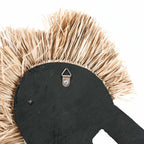 Derrière d’une décoration murale hippocampe en coquillages blancs et raphia