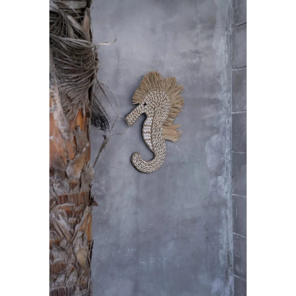 Décoration murale hippocampe en raphia et coquillages blancs, H40 cm