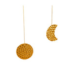 Détail du métal doré de la déco murale phases de lune