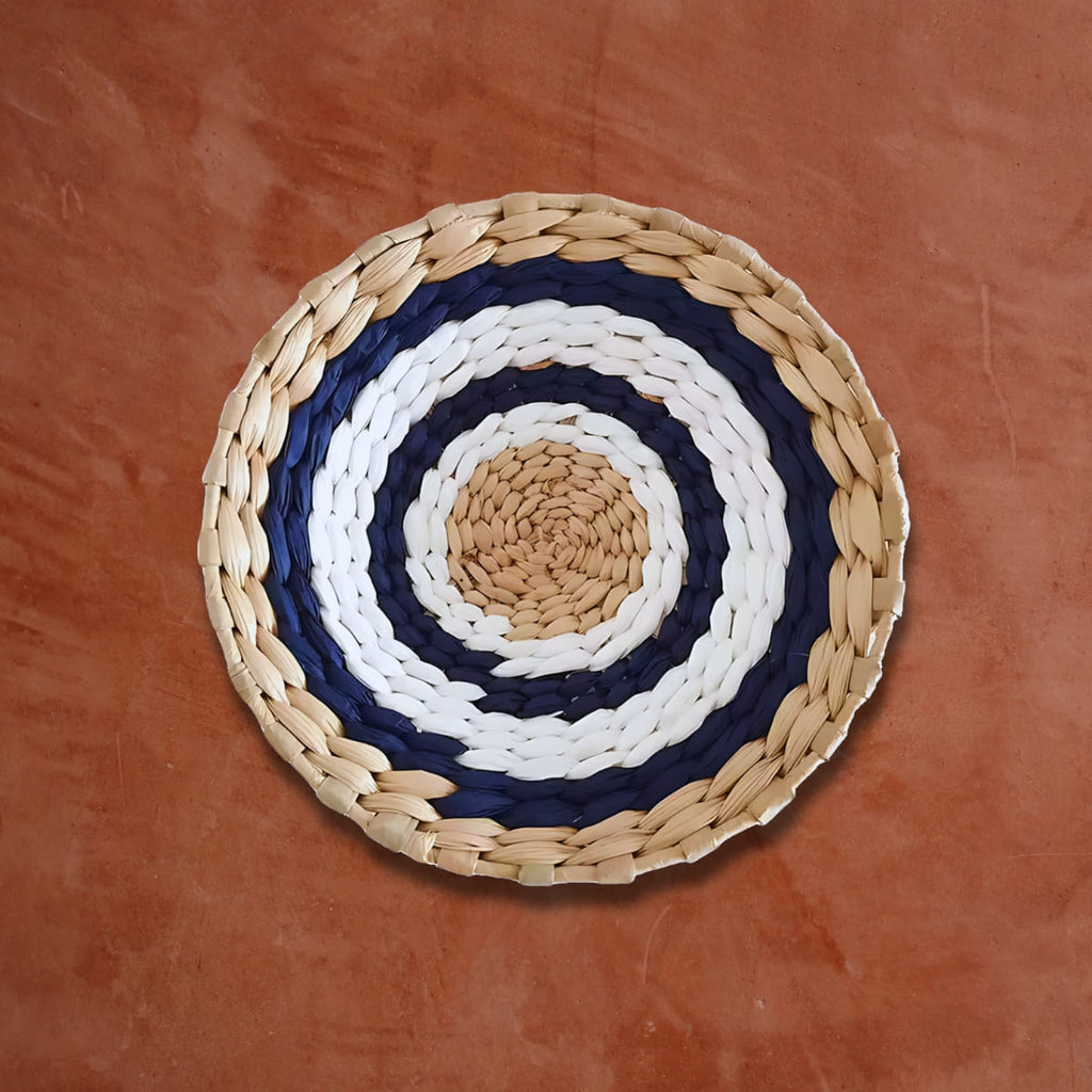 Déco murale en rotin rond bleu blanc sur mur