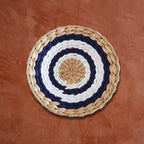 Déco murale en rotin rond bleu blanc sur mur