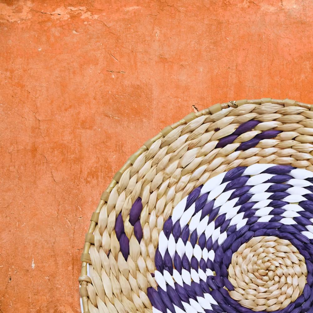 Déco murale rond en rotin motif violet blanc gros plan