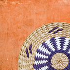 Déco murale rond en rotin motif violet blanc gros plan