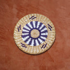Déco murale rond en rotin motif violet blanc sur un mur