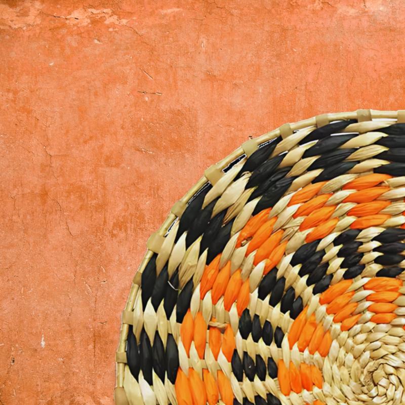 Déco murale en rotin orange noir gros plan