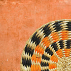 Déco murale en rotin orange noir gros plan