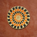 Déco murale en rotin orange noir sur un mur