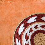 Déco murale en rotin rouge blanc sur mur
