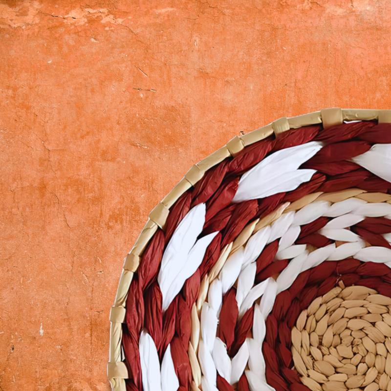 Déco murale en rotin rouge blanc sur mur