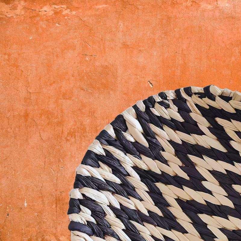 Déco murale en rotin zébré noir gros plan