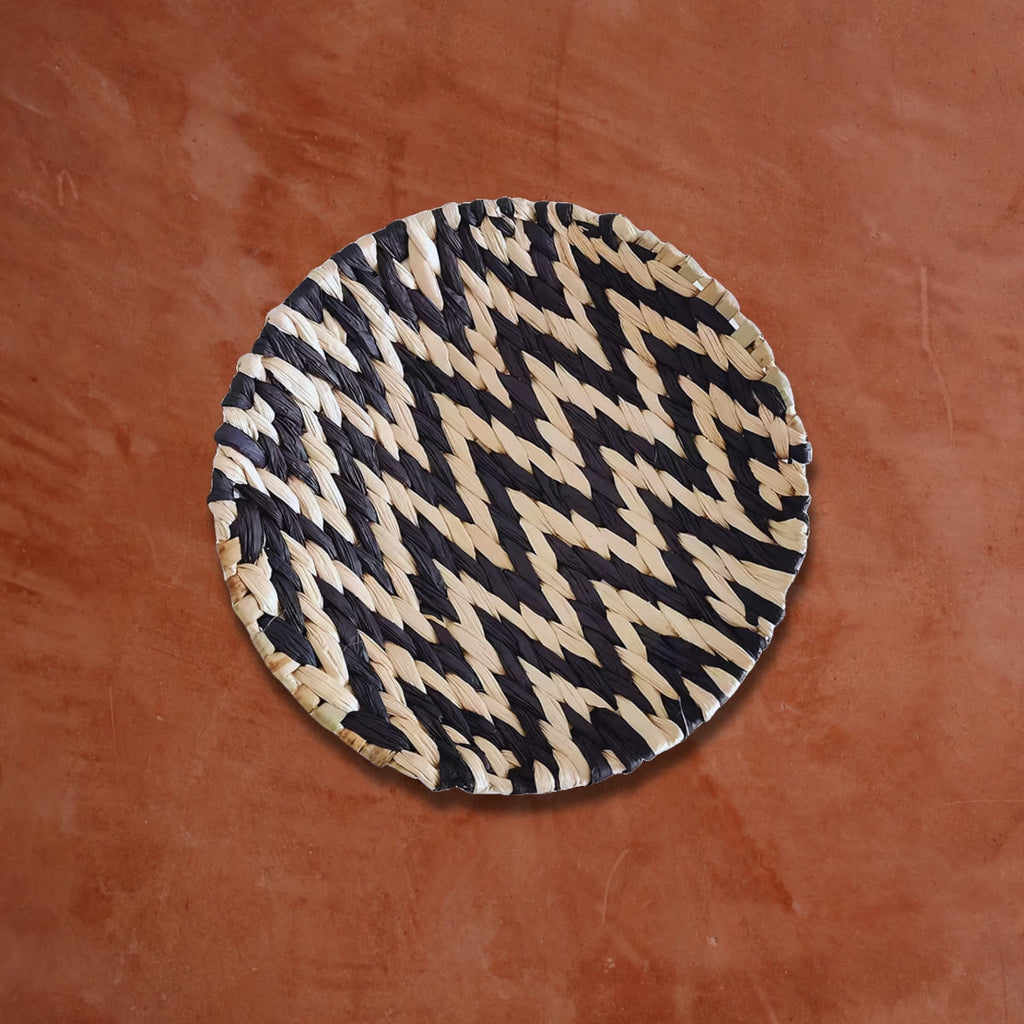 Déco murale en rotin zébré noir sur mur