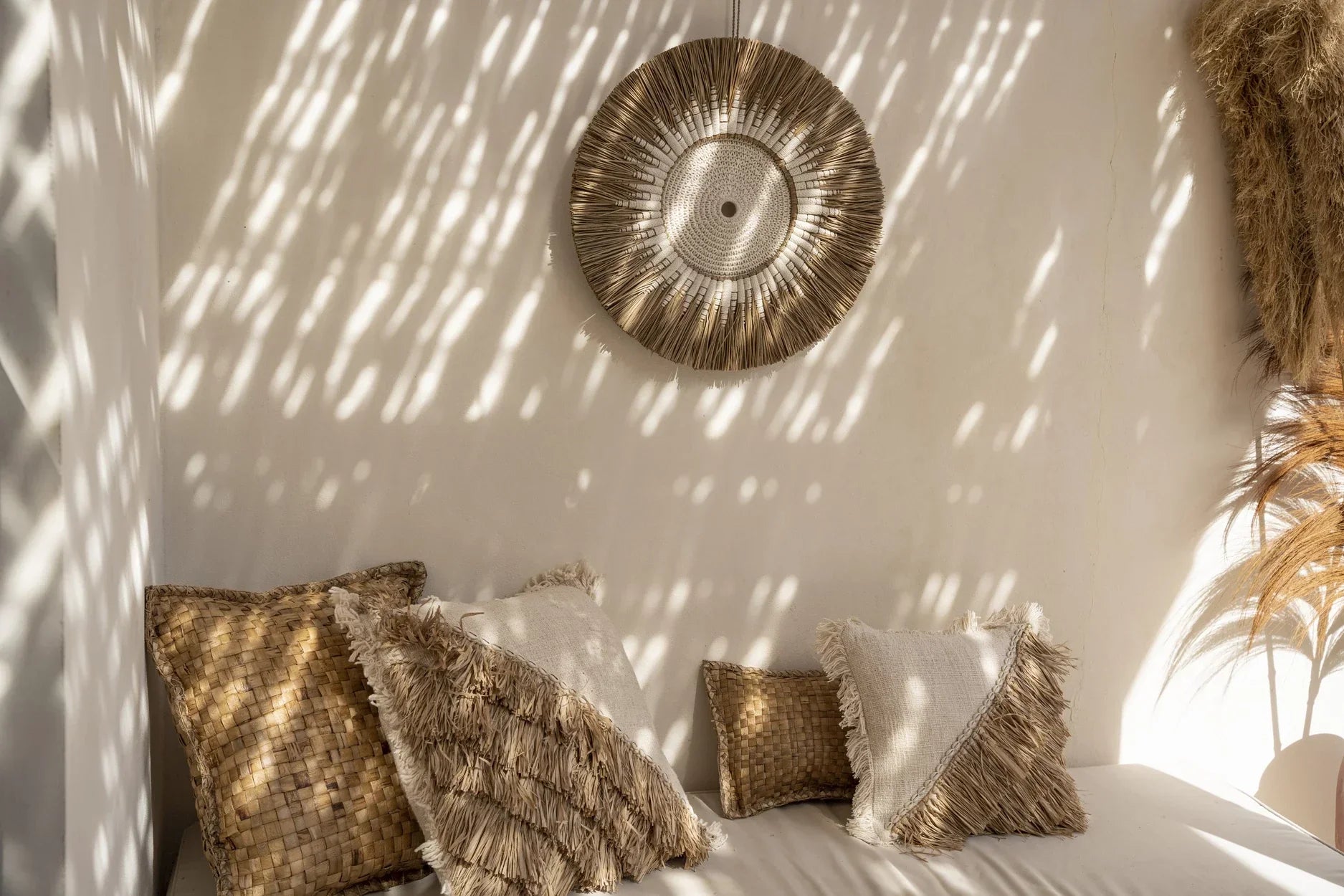 Déco murale ronde en raphia et macramé coton blanc avec coussins bohèmes chaleureuse