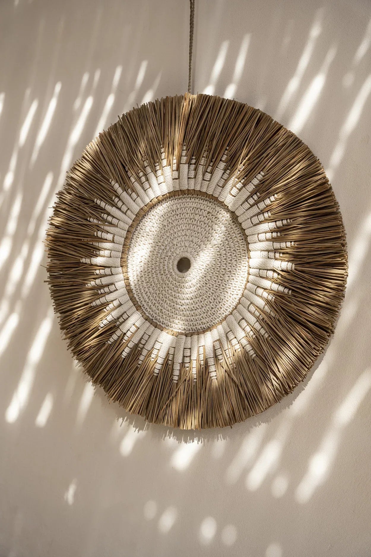 Décoration murale ronde en raphia et macramé coton blanc pour intérieur élégant