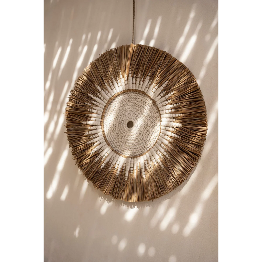 Décoration murale ronde en raphia et macramé coton blanc pour intérieur chic