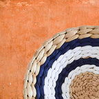 éco murale en rotin rond bleu blanc gros plan