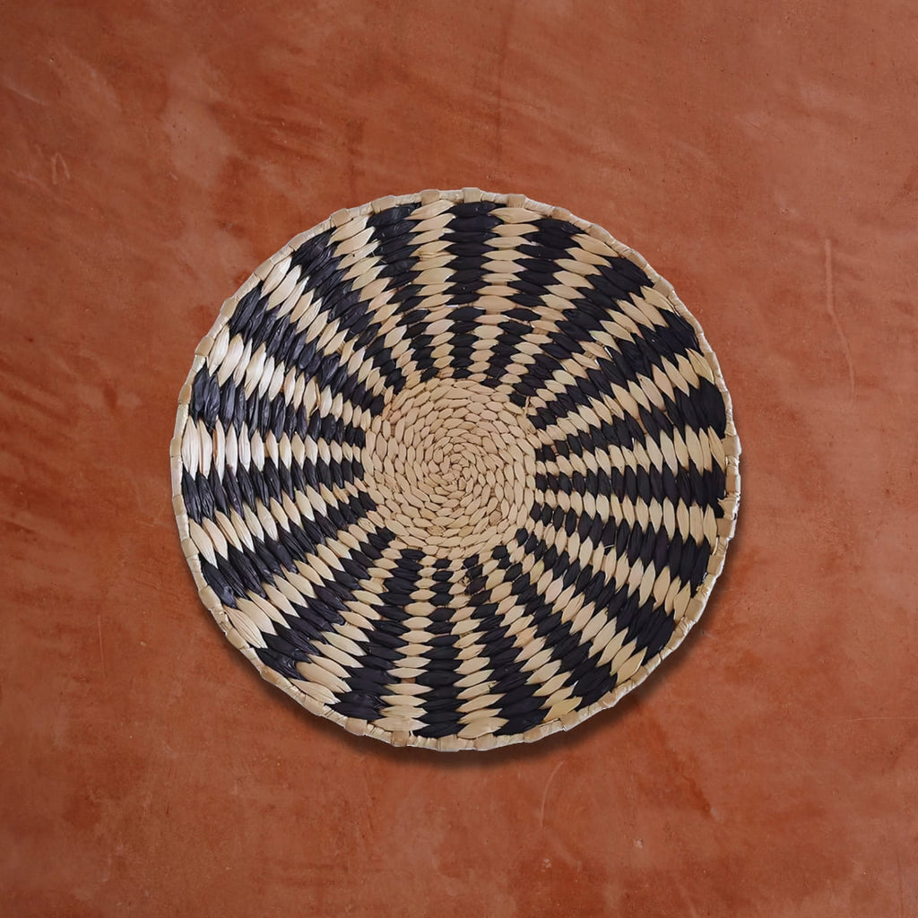 Déco murale en rotin rayons noirs sur mur