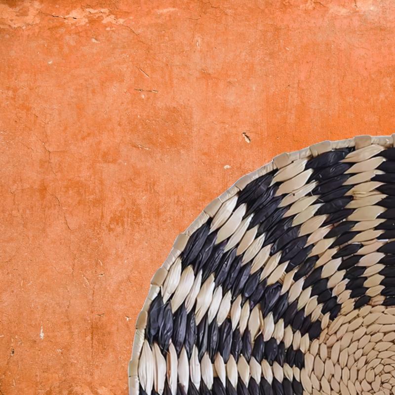 Déco murale en rotin rayons noirs gros plan