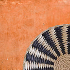 Déco murale en rotin rayons noirs gros plan