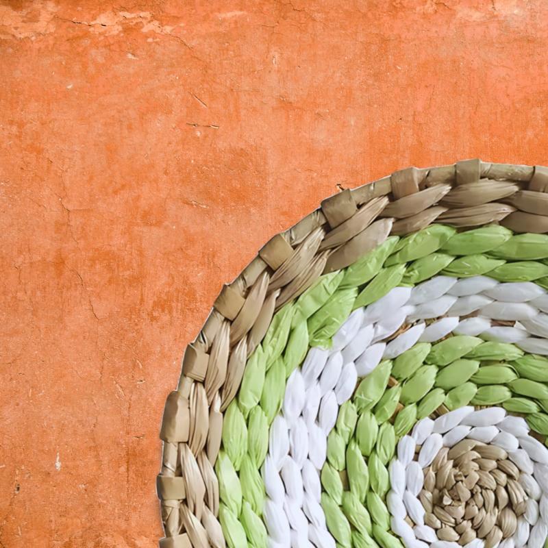 Déco murale en rotin rond vert blanc gros plan