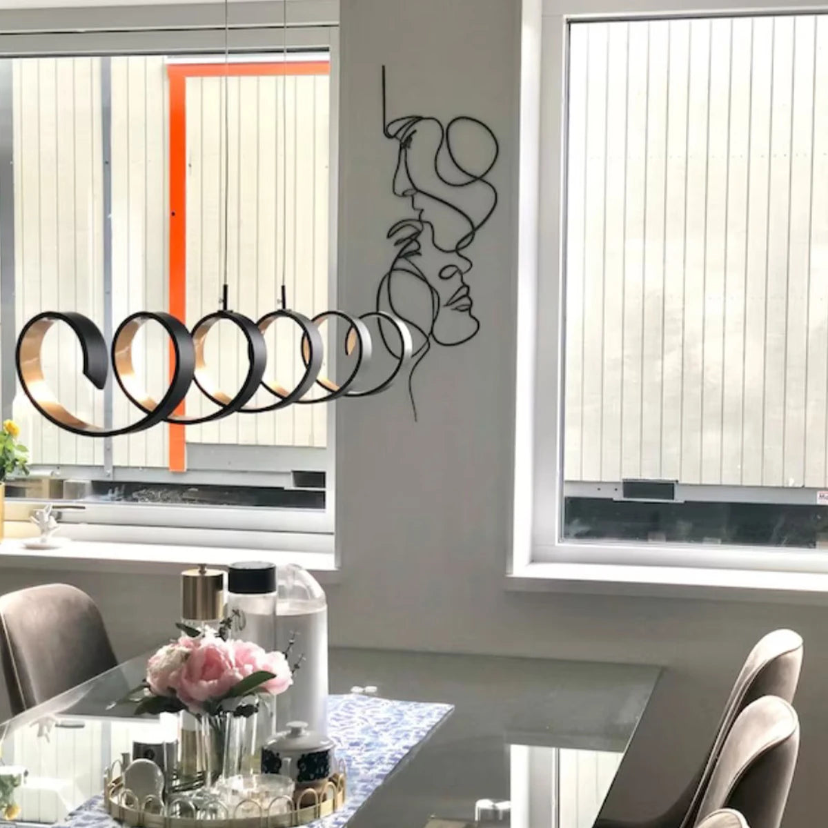 Déco murale visages métal noir en situation dans une salle à manger
