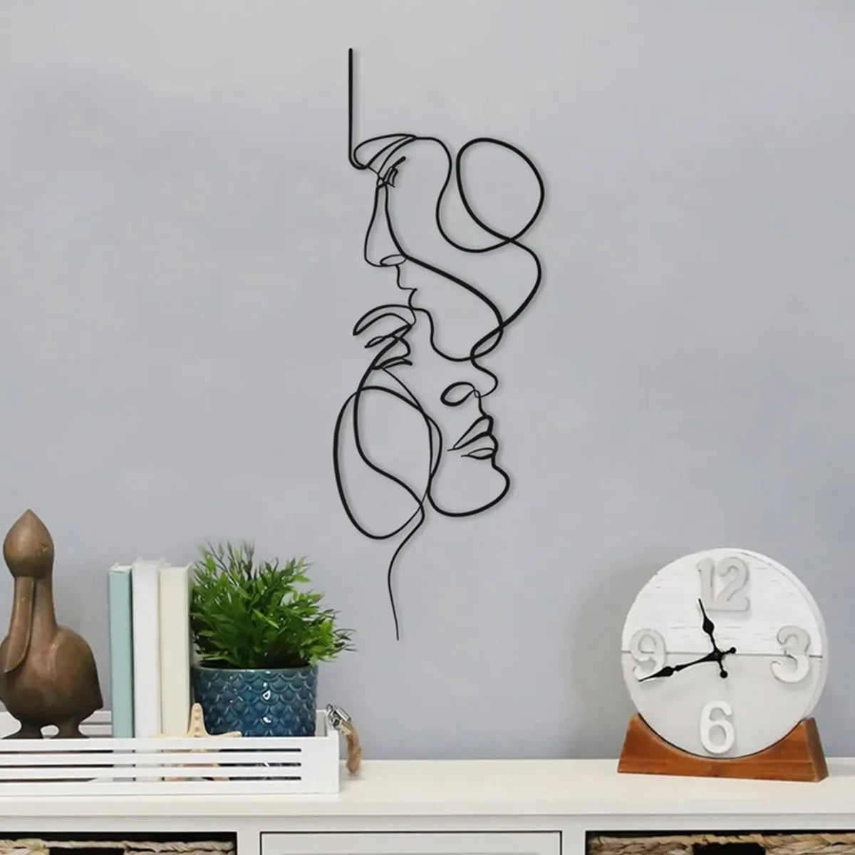 Déco murale visages métal noir en situation dans un bureau