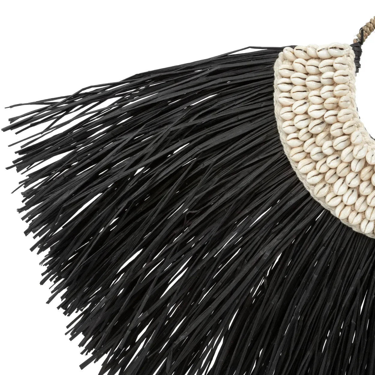 Décoration murale noire et blanche avec fibres raffia et coquille de cowrie en arc