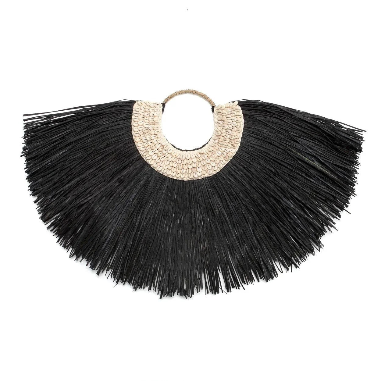 Mur en raffia noir avec col tissé, décoration en herbe d’alang et coquillages