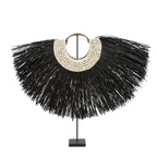 Décoration murale en raffia noir avec coquillages sur support arc blanc et noir