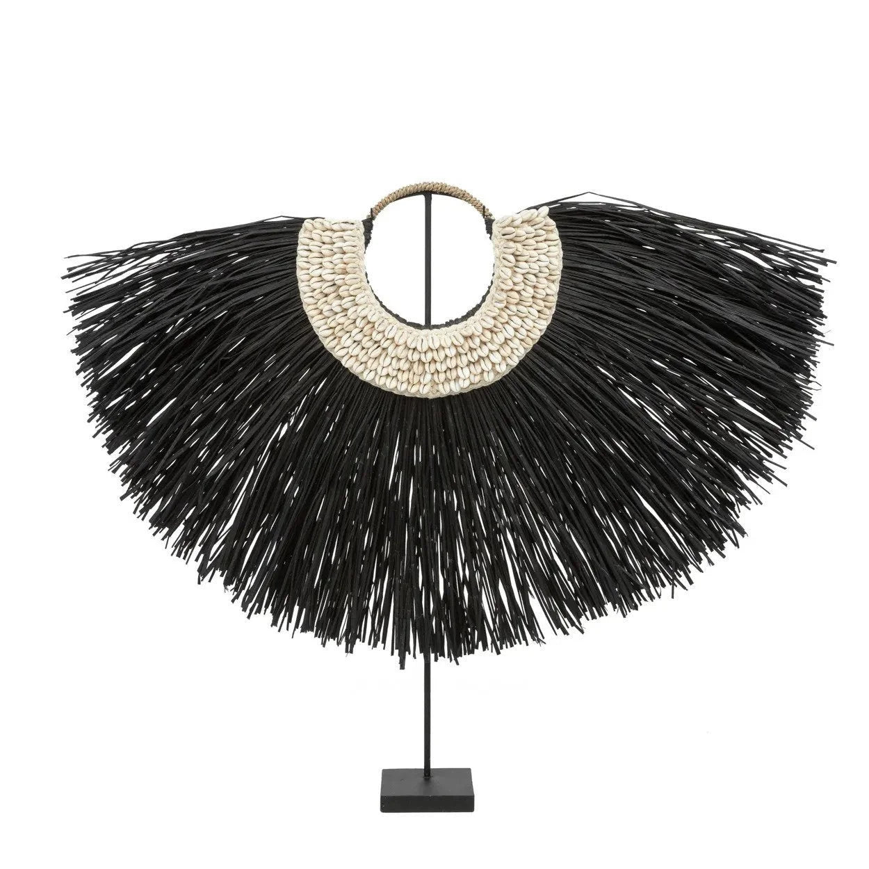 Décoration murale en raffia noir avec coquillages sur support arc blanc et noir