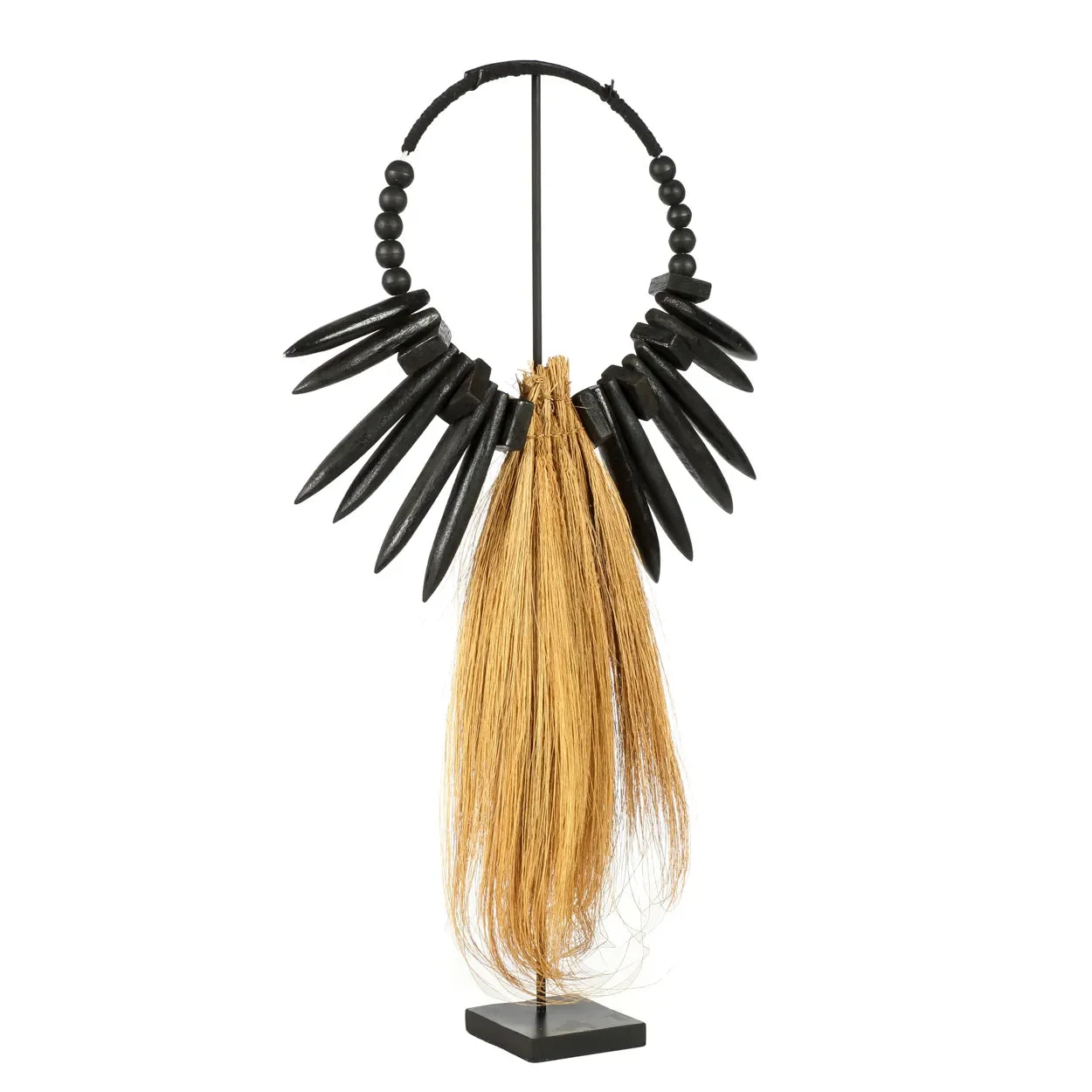 Collier tribal en perles noires, éléments pointus et frange en paille sur support naturel